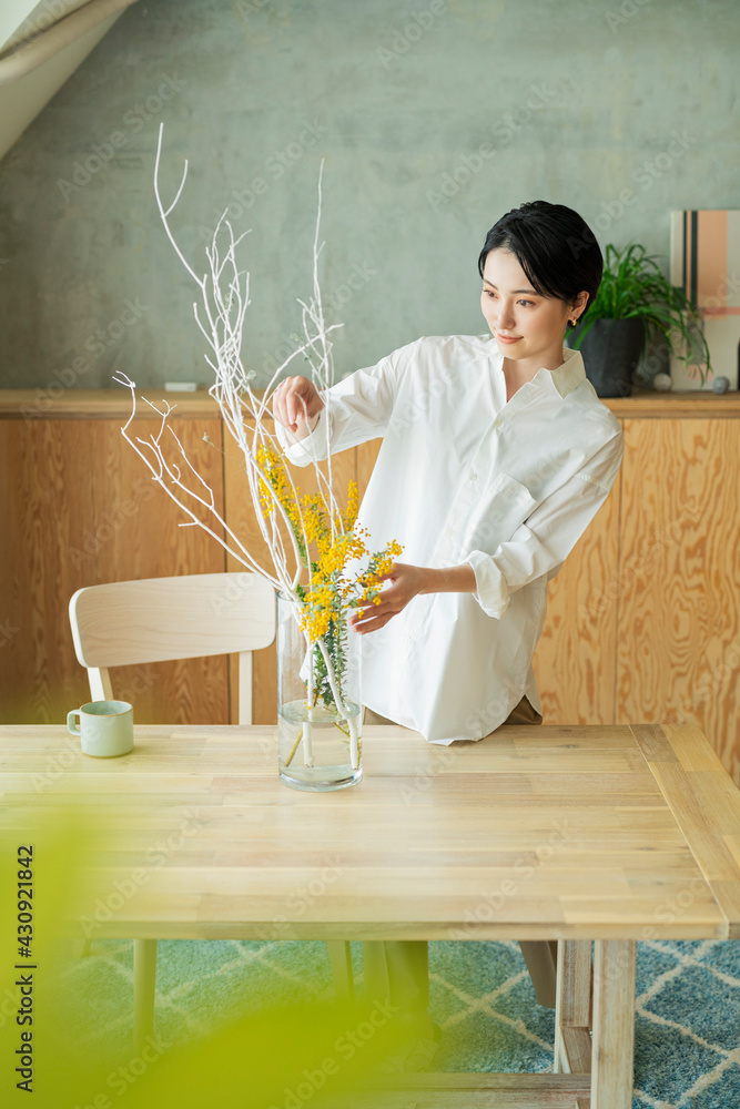 花瓶に花を生ける女性stock Photo Adobe Stock