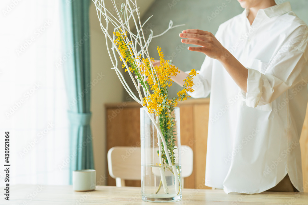 花瓶に花を生ける女性stock Photo Adobe Stock