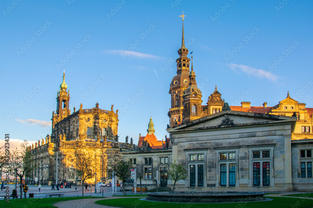 Fototapeta premium Dresden-Hofkirche und Schloss