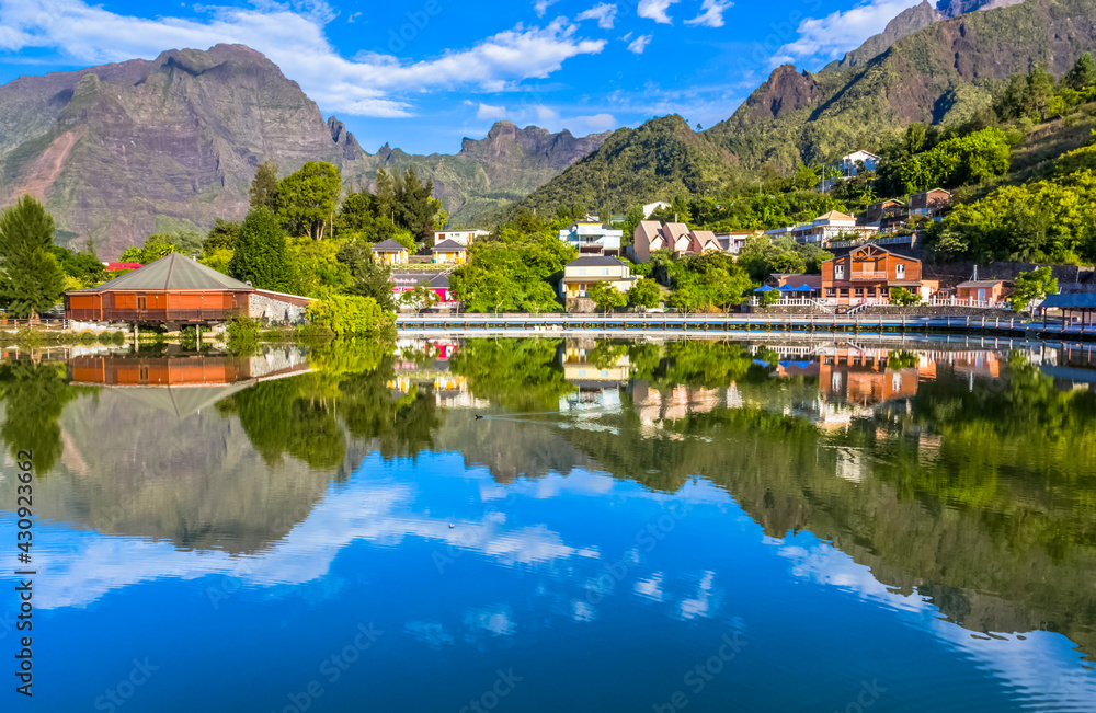 Naklejka premium Reflets dans mare à joncs, cirque de Cilaos, île de la Réunion