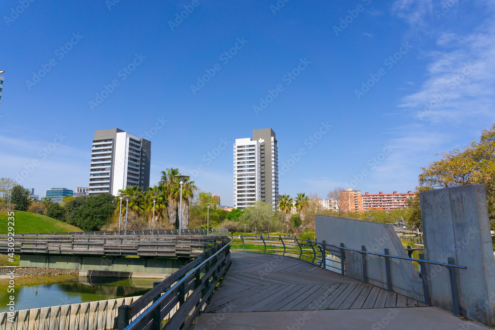 Φωτογραφία View of the bridge over the lake of the PARQUE DE LA DIAGONAL in the city of BAR