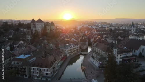 Coucher de soleil au dessus de la vieille ville d'Annecy, vue par drone, France