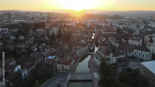 Coucher de soleil au dessus de la vieille ville d'Annecy, vue par drone, France