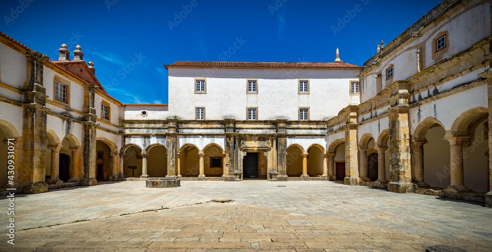 El convento de Cristo de Tomar es uno de los monumentos históricos más importantes de Portugal y ha estado en la lista de patrimonio mundial de UNESCO desde 1983