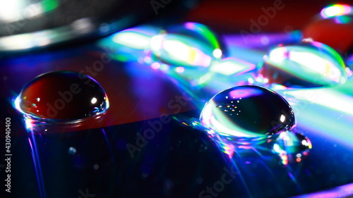 Krople wody na płycie DVD w ujęciu makrofotografii  © Andrzej - RajPlanet