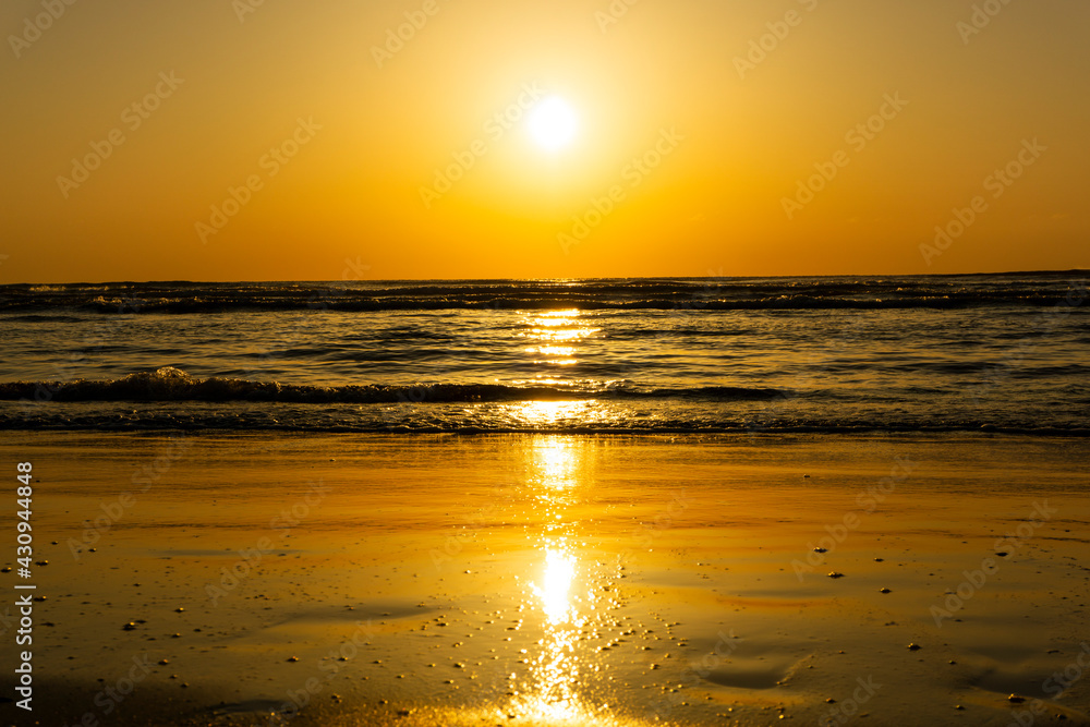 Obraz premium Sea sunset in Chirihama, Ishikawa Prefecture Japan. 海の夕日。石川県千里浜