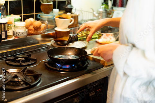 キッチンで料理をする女性の手元 photo