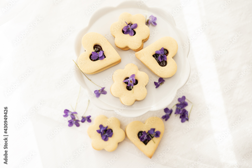 Φωτογραφία selection of sweet baked cream edible flowers and fruit dessert cakes for mothersday, wedding, birthday, paerty celebration