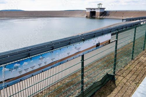 Das  875 m hoch gelegene , und  13,5 Millionen Kubikmeter Wasser fassende Oberbecken des Pumpspeicherwerkes Goldisthal im Thüringer Schiefergebirge mit einer Orientierungstafel photo