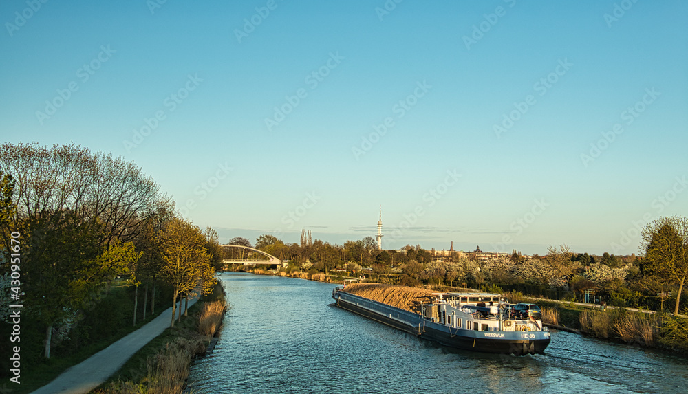 Transportboot im Kanal