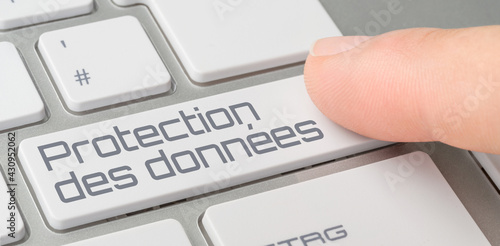 A keyboard with a labeled button - Data security in french - Protection des données