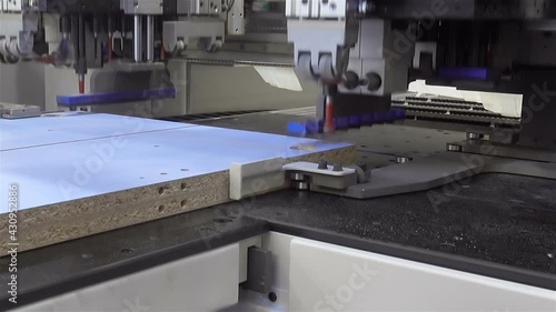 Industrial processing of wood panels on an industrial machine 