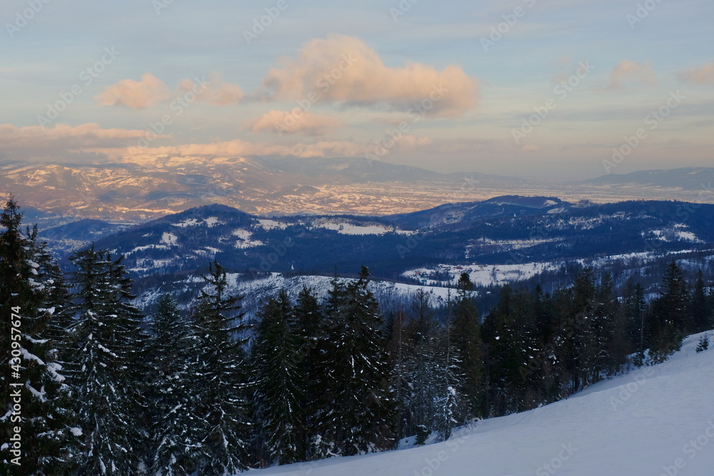 Obraz premium Winter sunrise. Frosty morning in the mountains. Sunrise in the mountains.