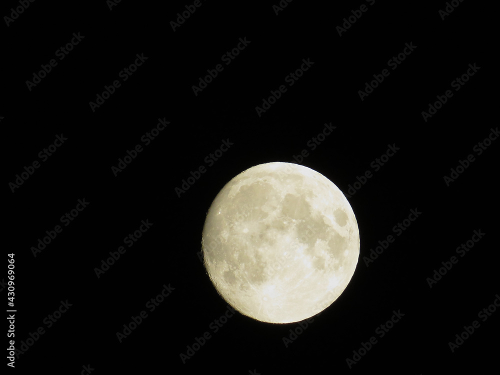 Obraz premium Full Moon in near plan