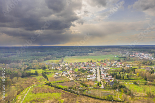 Gozdnica  ma  e miasto w zachodniej Polsce. Panorama wykonana z du  ej wysoko  ci za pomoc   drona.