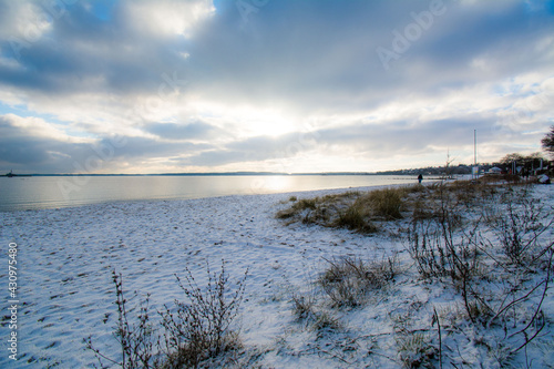 Winter Landschaft Ostsee Meer Eckernf  rde Norddeutschland Strand Himmel Wolken Menschen Spazierg  nger D  nen