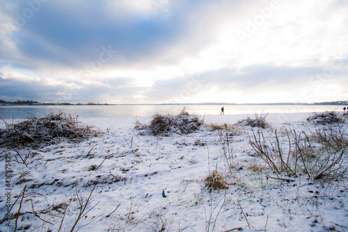 Winter Landschaft Ostsee Meer Eckernförde Norddeutschland Strand Himmel Wolken Menschen Spaziergänger Dünen © Stephan