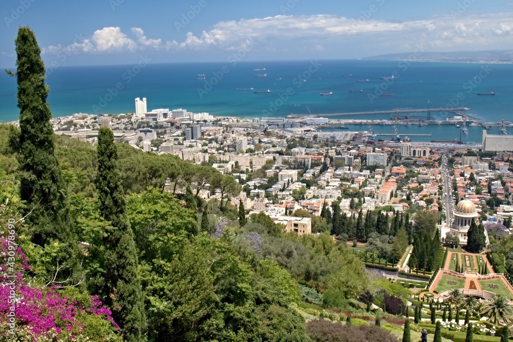 Obraz premium View from Carmel Mountains to Haifa, Bahai Temple and Gardens. Israel.