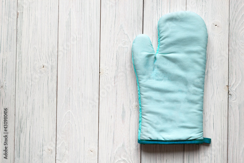 Φωτογραφία Kitchen turquoise oven mitt mockup design on white old wooden background with co