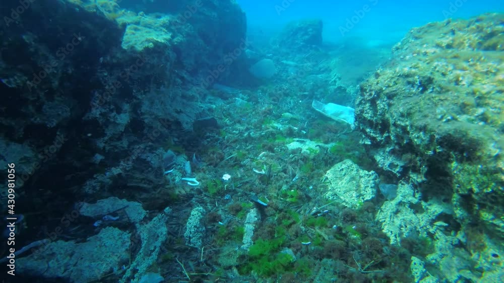 Plastic pollution of the sea: sea waves and currents collect dead algae and plastic waste in large quantities in the recesses of the bottom. Plastic pollution of the sea: sea waves and currents collect dead algae and plastic waste in large quantities in the recesses of the bottom.