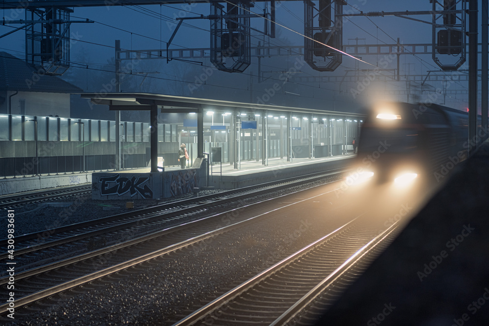 Naklejka premium un train de nuit passe