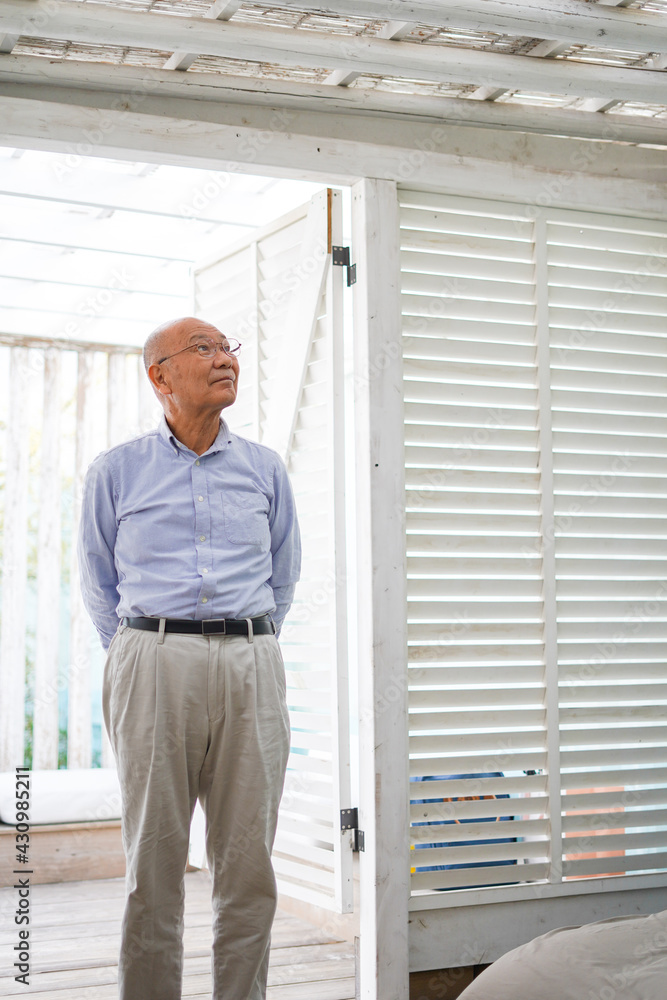 山小屋の点検をする高齢の男性 山小屋の点検をする高齢の男性