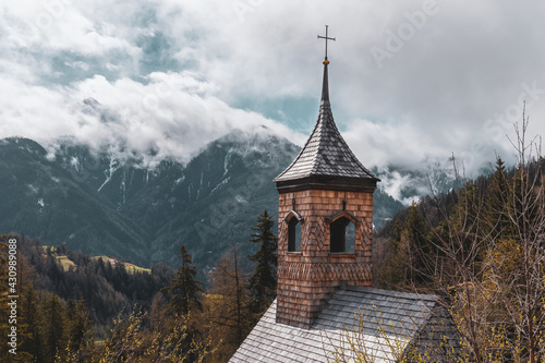 St. Zeno Kapelle in Serfaus der Blick geht in das Oberinntal. Im Hintergrund ist der Kaunertaler Grat zu sehen