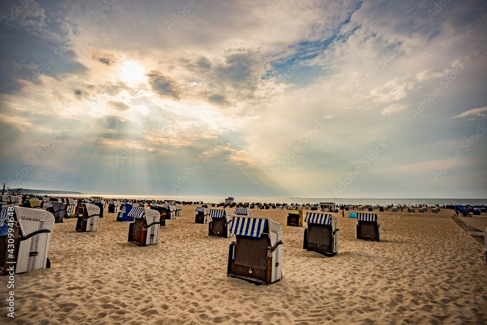Ein aufziehendes Gewitter über Warnemuende Ein aufziehendes Gewitter über Warnemuende