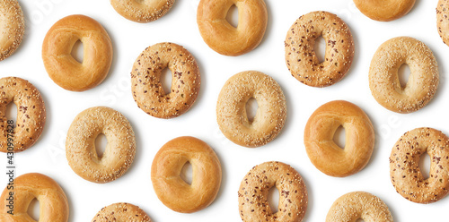Tableau sur toile Fresh bagel pattern isolated on white, from above