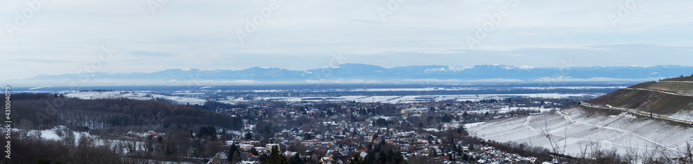 Badenweiler Kurpark  im Baden-Württemberg Markgräflerland - Panoramablick nach Westen. Elsass, Rheintal und Vogesen im Winter