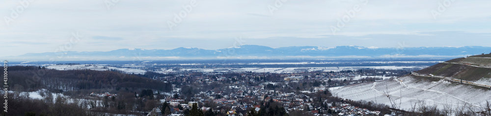 Fototapeta premium Badenweiler Kurpark im Baden-Württemberg Markgräflerland - Panoramablick nach Westen. Elsass, Rheintal und Vogesen im Winter