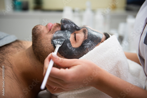 Foto cosmetology procedure mask for men face