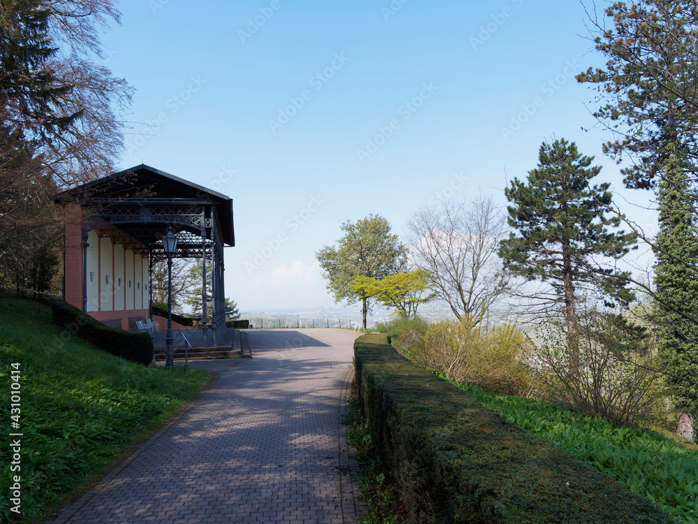 Badenweiler Kurpark im Baden-Württemberg Markgräflerland - Wandelbahn. Nordseite Burgberg. Einer der ehemals bedeutendsten Gusseisenhallen im Deutsche Südwesten Badenweiler Kurpark im Baden-Württemberg Markgräflerland - Wandelbahn. Nordseite Burgberg. Einer der ehemals bedeutendsten Gusseisenhallen im Deutsche Südwesten