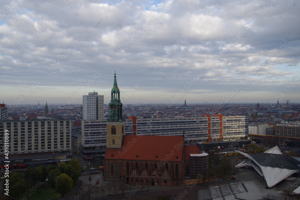 Fototapeta premium Berlin Marienkirche vor Fernsehtum