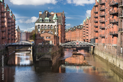 Wasserschloss Hamburg Speicherstadt bei ebbe sonnig entzerrt