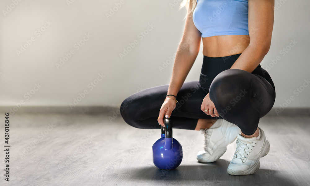 Naklejka premium Chica haciendo ejercicio físico con material deportivo 