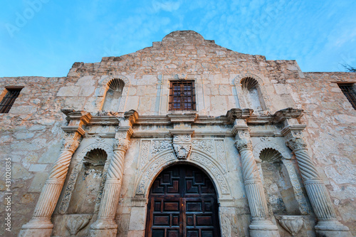 Foto Famous American landmark - Alamo mission in downtown San Antonio, Texas, USA