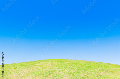 青空と新緑の丘 © oben901