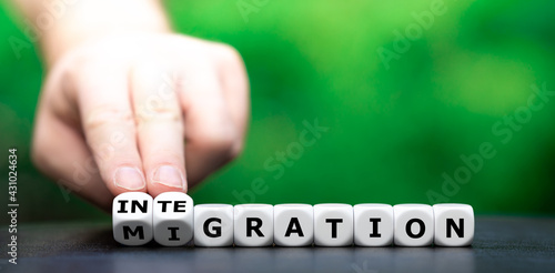 Hand´ turns dice and changes the word "migration" to "integration".