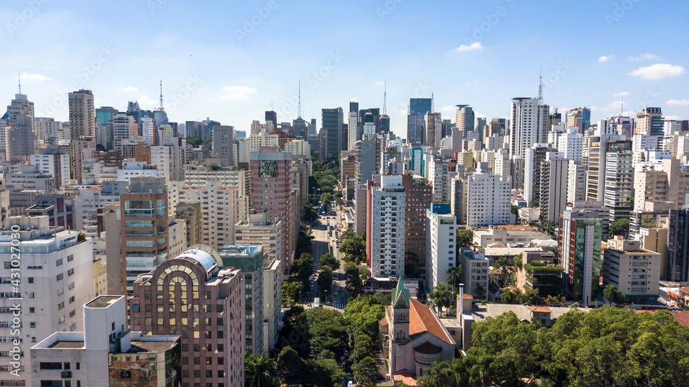 Avenida 9 de Julho, cidade de São Paulo - SP - Brasil.