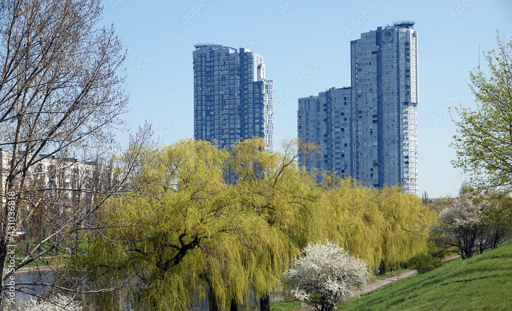 Obraz premium Spring has come to the Rusanovka district of Kiev