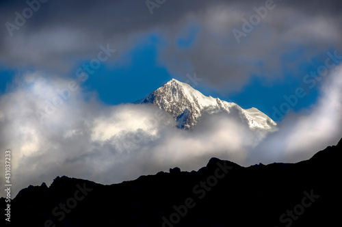 Pic Mount Cook and cloud. Mount Cook National Park, South island. New Zealand