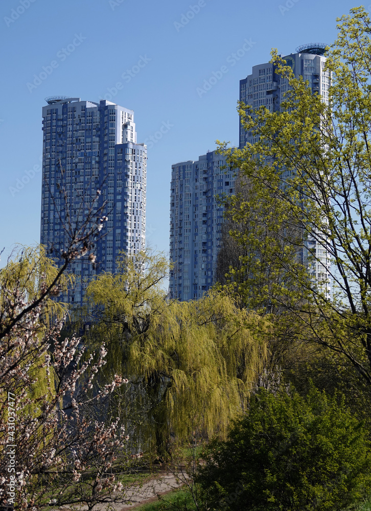 Obraz premium Spring has come to the Rusanovka district of Kiev