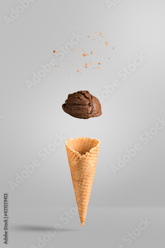 cono gelato al cioccolato sfondo mockup