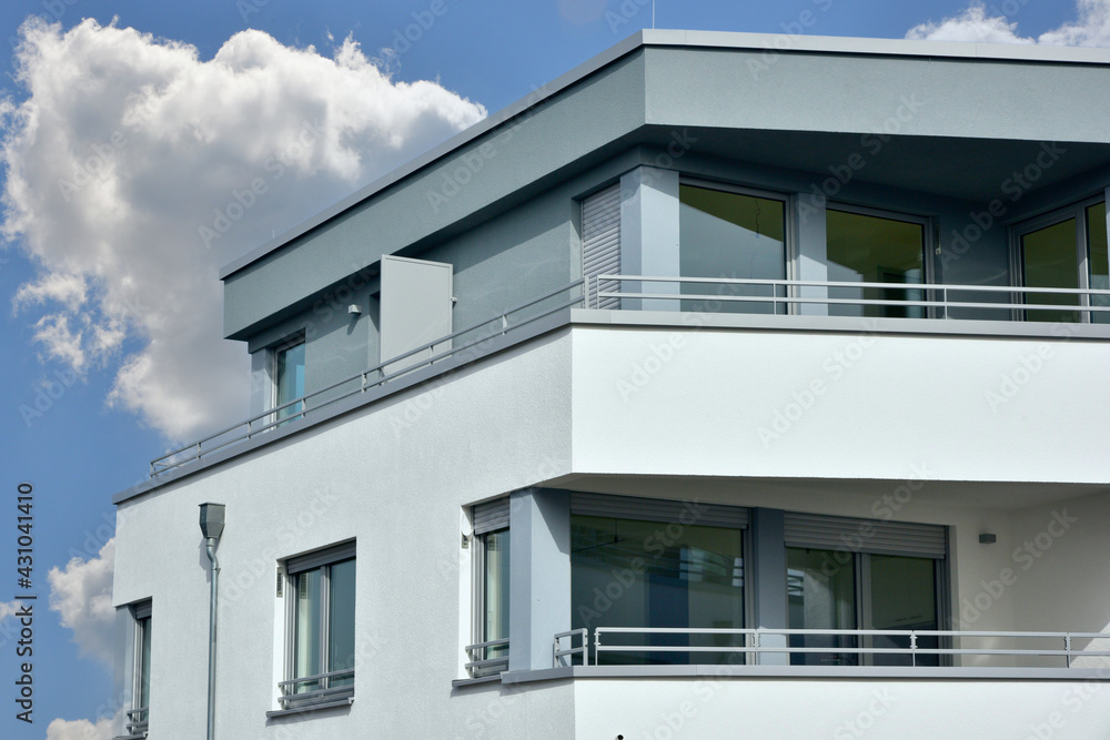 Fassade eines neu gebauten modernen Mehrfamilien-Wohnhauses Fassade eines neu gebauten modernen Mehrfamilien-Wohnhauses