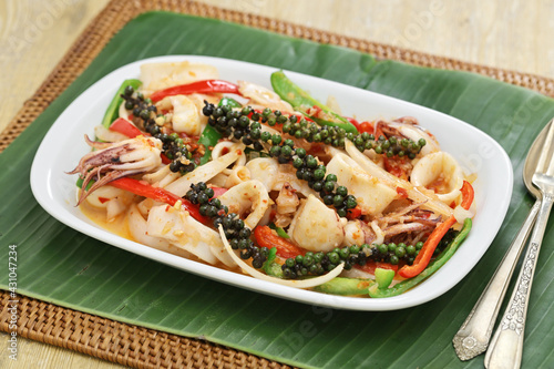 Obraz na płótnie stir fried fresh squid with kampot pepper, cambodian cuisine
