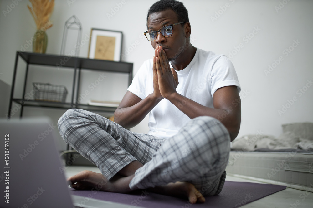 Φωτογραφία Portrait of shocked scared young Afro American businessman in comfortable clothi