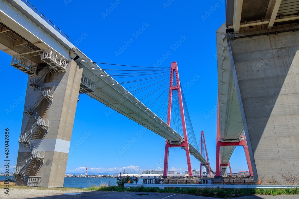 Obraz premium 名古屋市 青空と名港トリトン(名港西大橋)