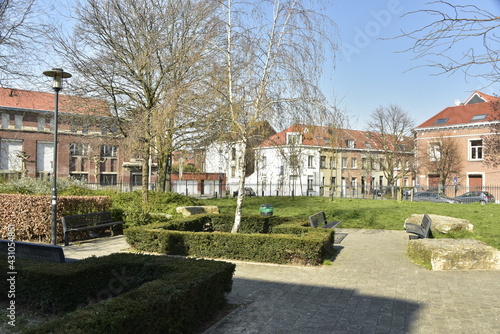Le parc en face de l'institut de la Sainte-Famille d'Helmet sous un ciel clair ,à Evere 