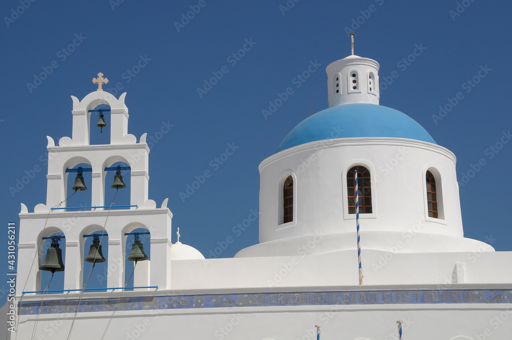 Campanario y cúpula de la iglesia de la Virgen María Platsani en Oia pueblo en la costa de la isla griega de Santorini